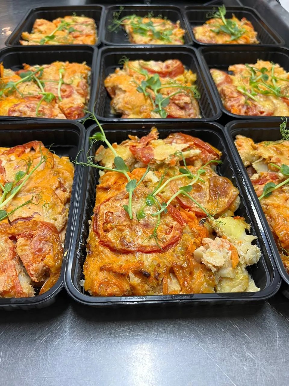 Порционные блюда с запечёнными овощами и зеленью на кухне Фитнес Кухни